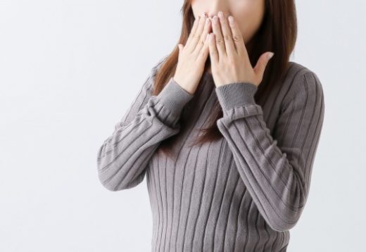 息が臭すぎる！口臭の３つの原因と歯磨きしても臭い人向けの対策