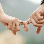 ピース綾部直伝！モテの極意「1ミリの接触」とは？その効果と方法を紹介。