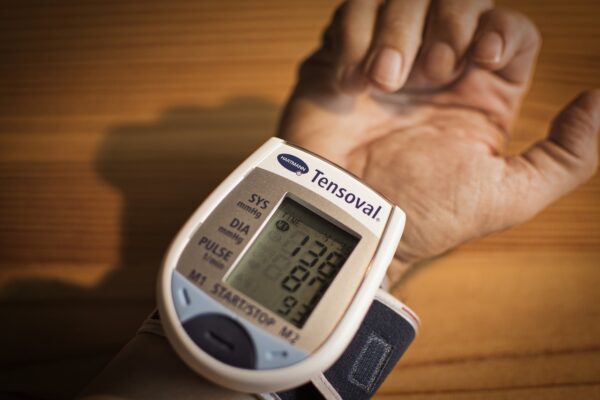 なぜ高血圧の人は見た目が老けて見えるのか？その原因とすぐに血圧を下げる運動